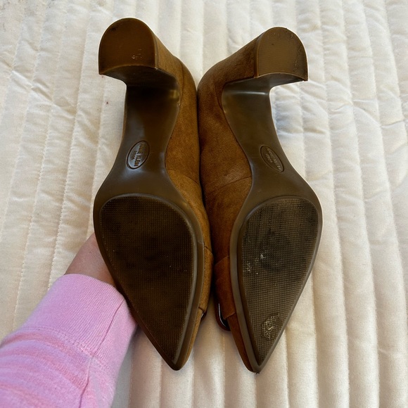 Anne Klein Tan Pumps - Picture 3 of 6